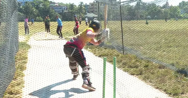 অনুশীলনে নিজের ব্যাটিংটা ঝালিয়ে নিচ্ছেন একজন ক্রিকেটার